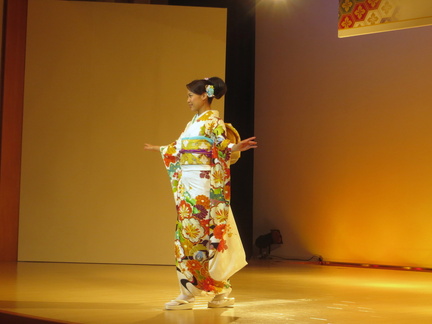 Kimono demonstration at Nishijin Textile Center 1