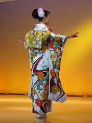 Kimono demonstration at Nishijin Textile Center 4