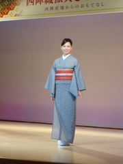 Kimono demonstration at Nishijin Textile Center 6