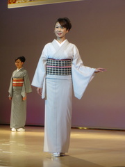 Kimono demonstration at Nishijin Textile Center 8