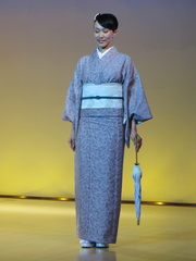 Kimono demonstration at Nishijin Textile Center 10