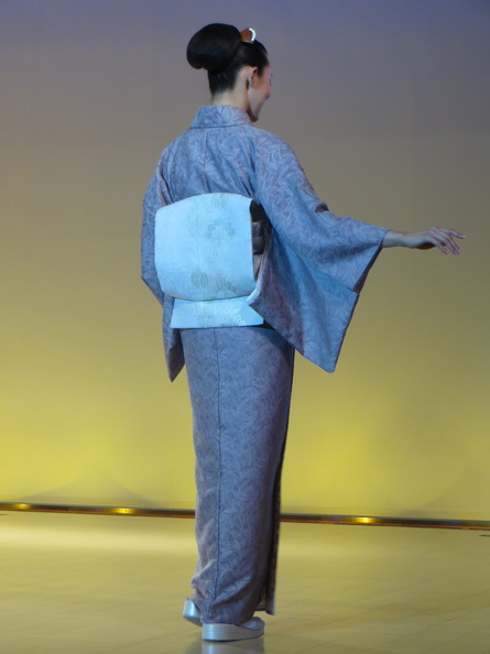 Kimono demonstration at Nishijin Textile Center 11