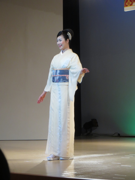 Kimono demonstration at Nishijin Textile Center 12