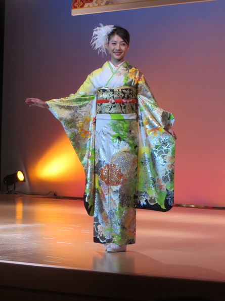 Kimono demonstration at Nishijin Textile Center 19