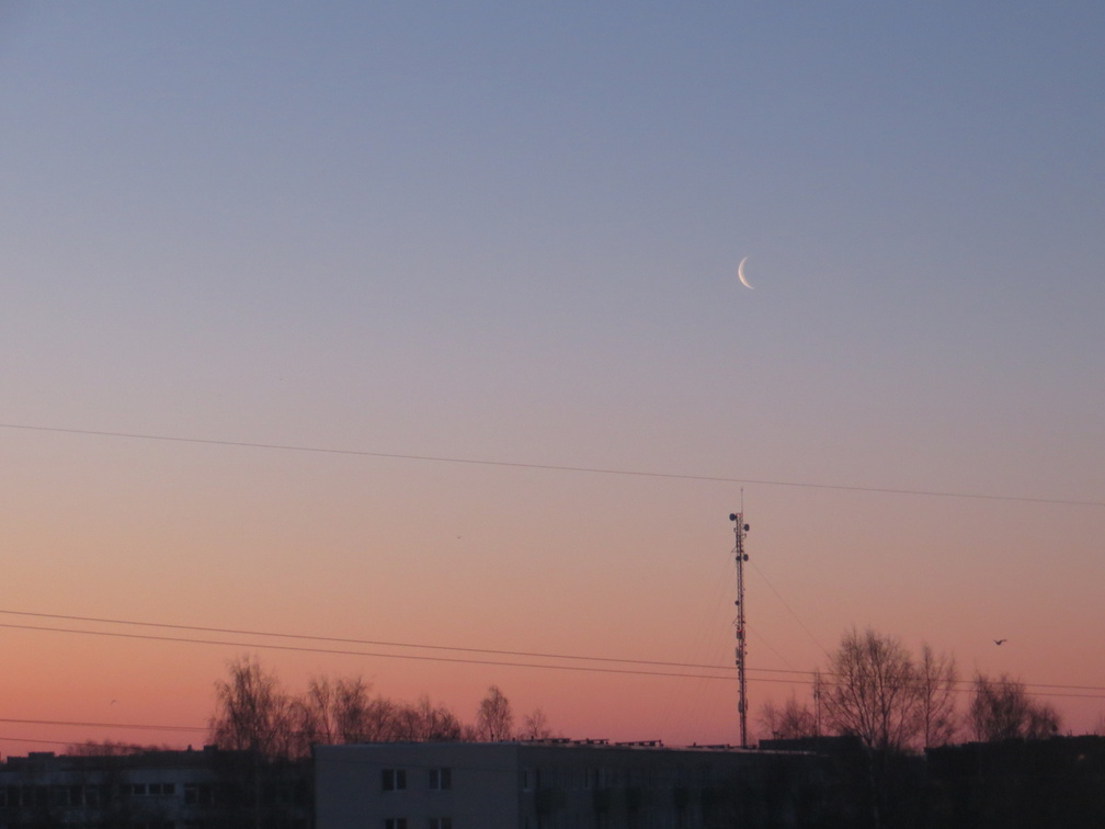 08.03.2013 - Moon over radio tower